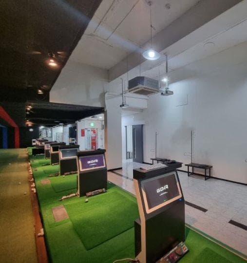 강남 스크린골프 연습장 10타석 · 10년 이상 운영