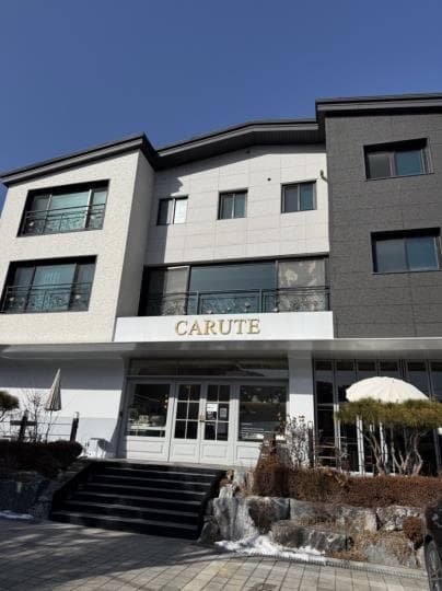 수원 칠보산 자연뷰 테라스 카페 · 주말 매출 강세